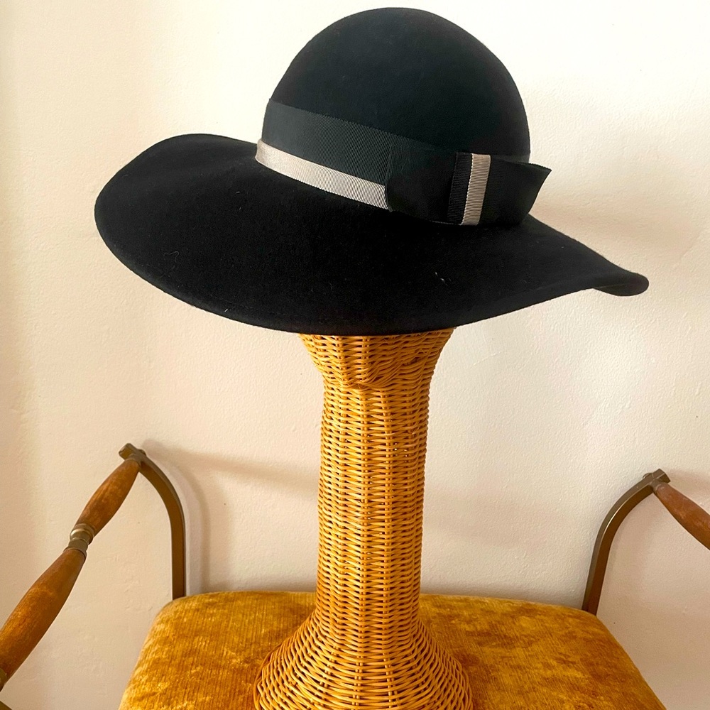 Very chic vintage 1970s hat